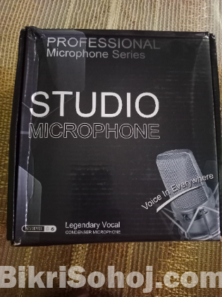 studio microphone and phantom power
